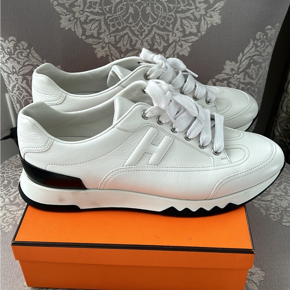 Authentic Hermes woman’s sneaker like New!!! Wht with blk soles. Size 39.5 - Picture 4 of 8